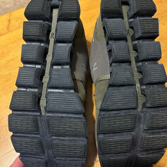 On Cloud 5 - men’s 8/ EU 41 in olive with black soles - Picture 4 of 6